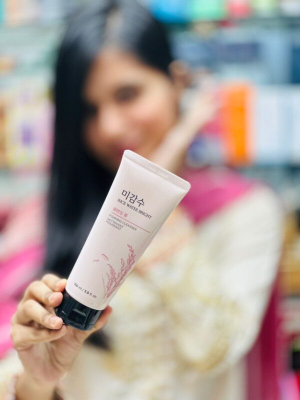 The Face Shop Rice Water Bright Facial Foaming Cleanser - Image 4